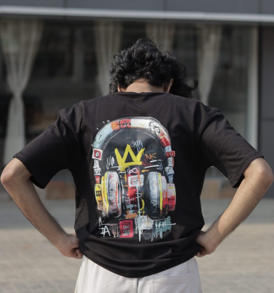Men’s Streetwear Graphic T-Shirt – Graffiti Headphone Crown Print | Oversized Casual Cotton Tee | Black & White |